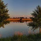 Abendsonne, Wasser und Mond