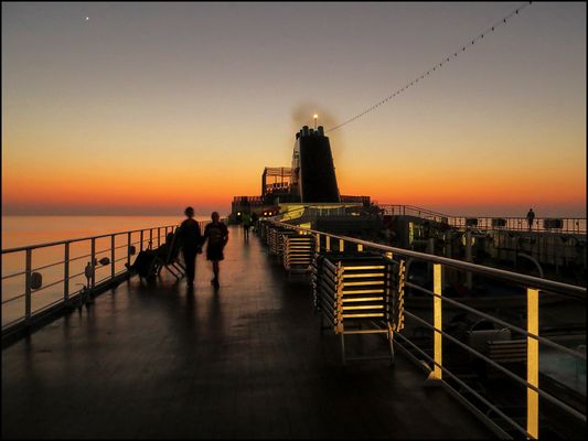 ABENDSPAZIERGANG AUF DEM MEER.....