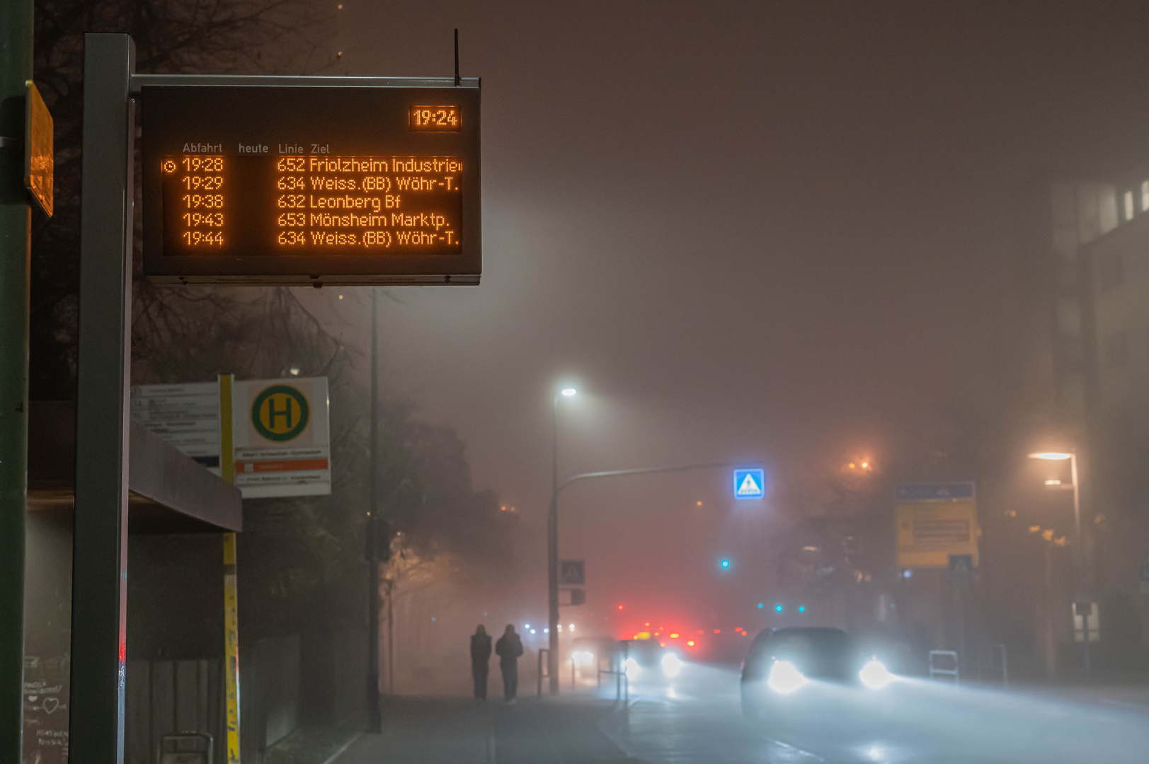 Abendspaziergang im Nebel in der Stadt