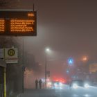 Abendspaziergang im Nebel in der Stadt