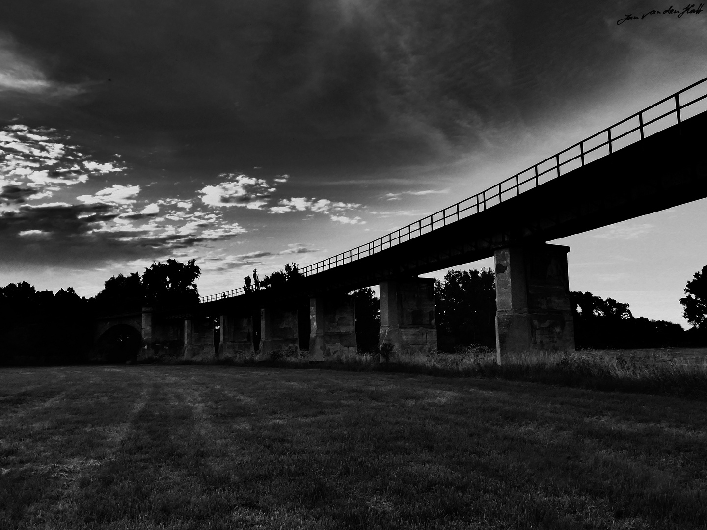 Abendsstimmung an Eisenbahnbrücke