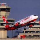 Abendstart in Berlin-Tegel - Air Berlin B737-800 vor Tower und Hauptgebäude in TXL