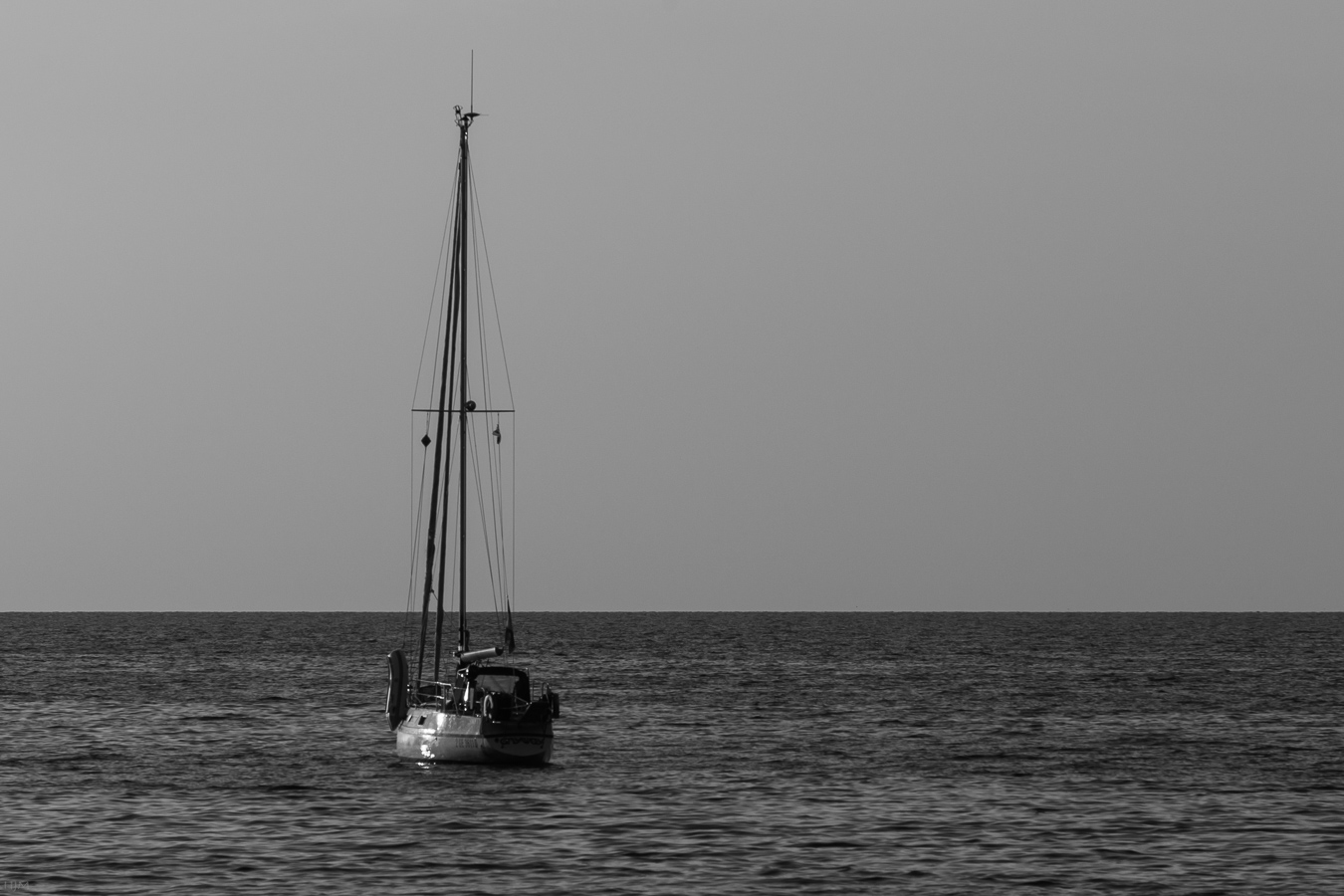 Abendstille mit Segelboot S/W