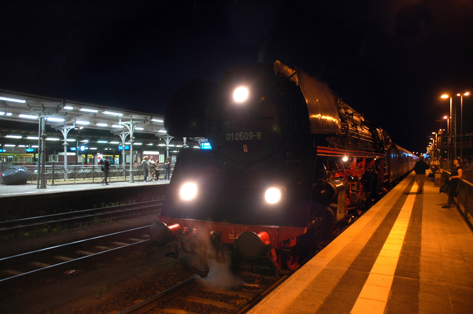 Abendstimmung am Bahnhof Berlin- Wannsee mit 01 0509-8