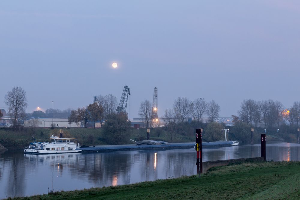 Abendstimmung am Duisburger Hafen