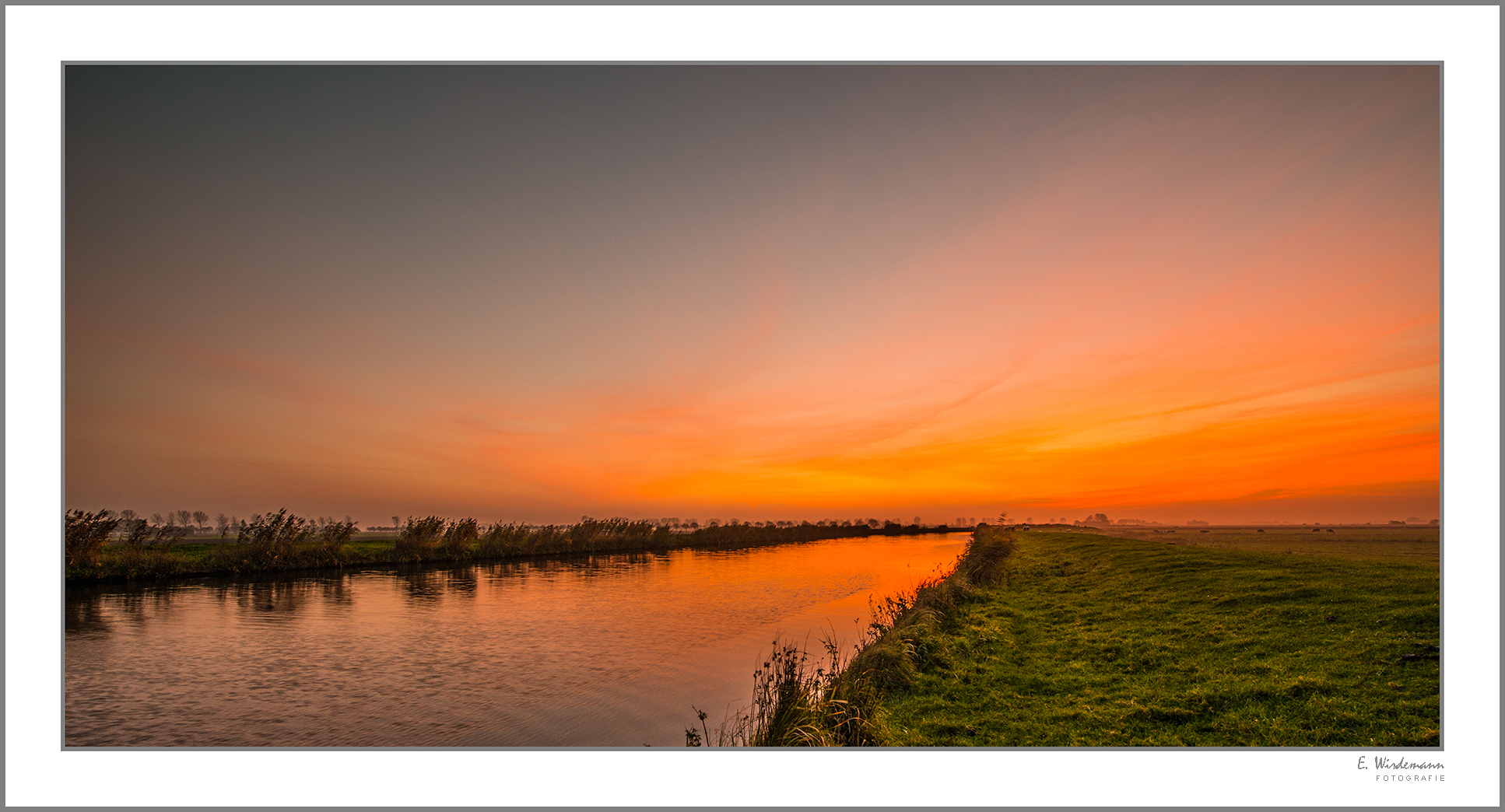 Abendstimmung am Ems-Jade-Kanal in Ostfriesland