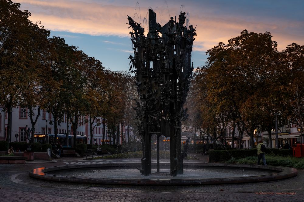 Abendstimmung am Fastnachtsbrunnen | Mainz