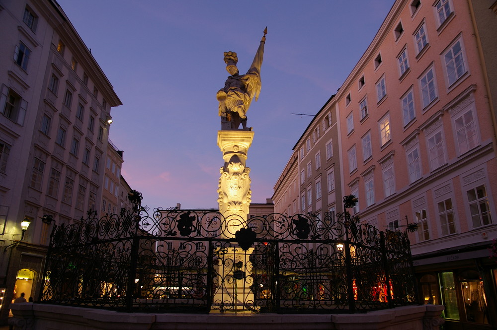 Abendstimmung am Florianibrunnen - Alter Markt Salzburg