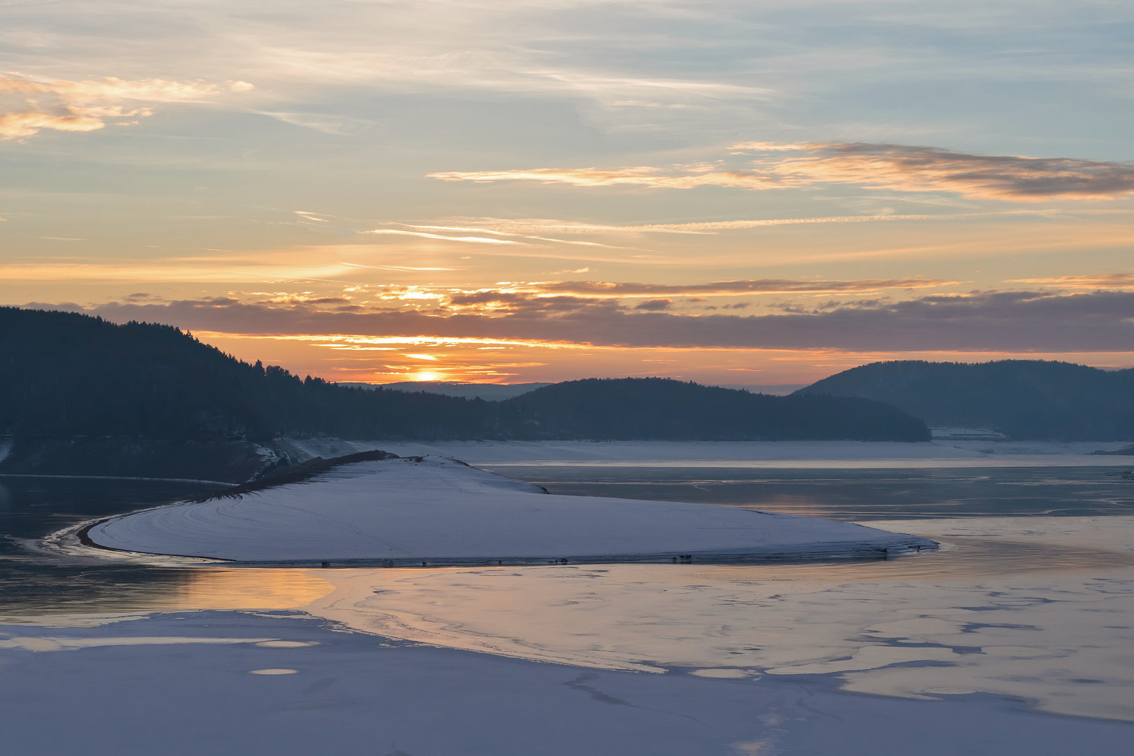 Abendstimmung am gefrorenen See