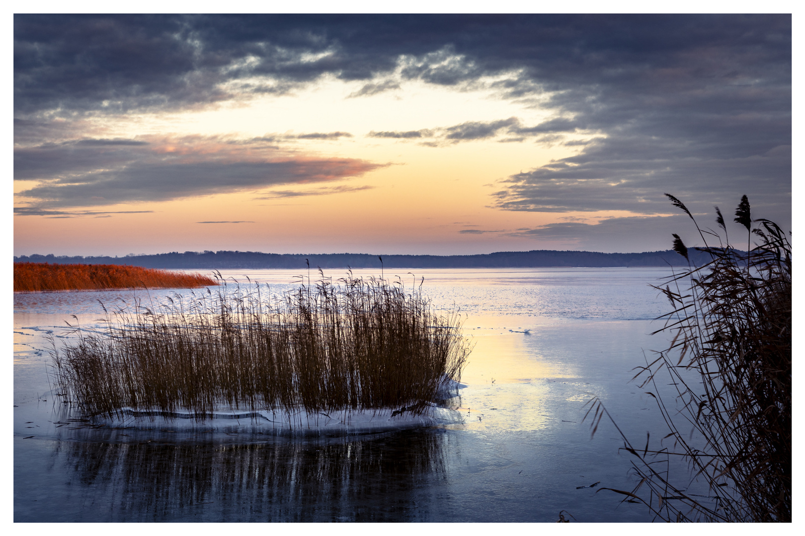 Abendstimmung am gefrorenen See