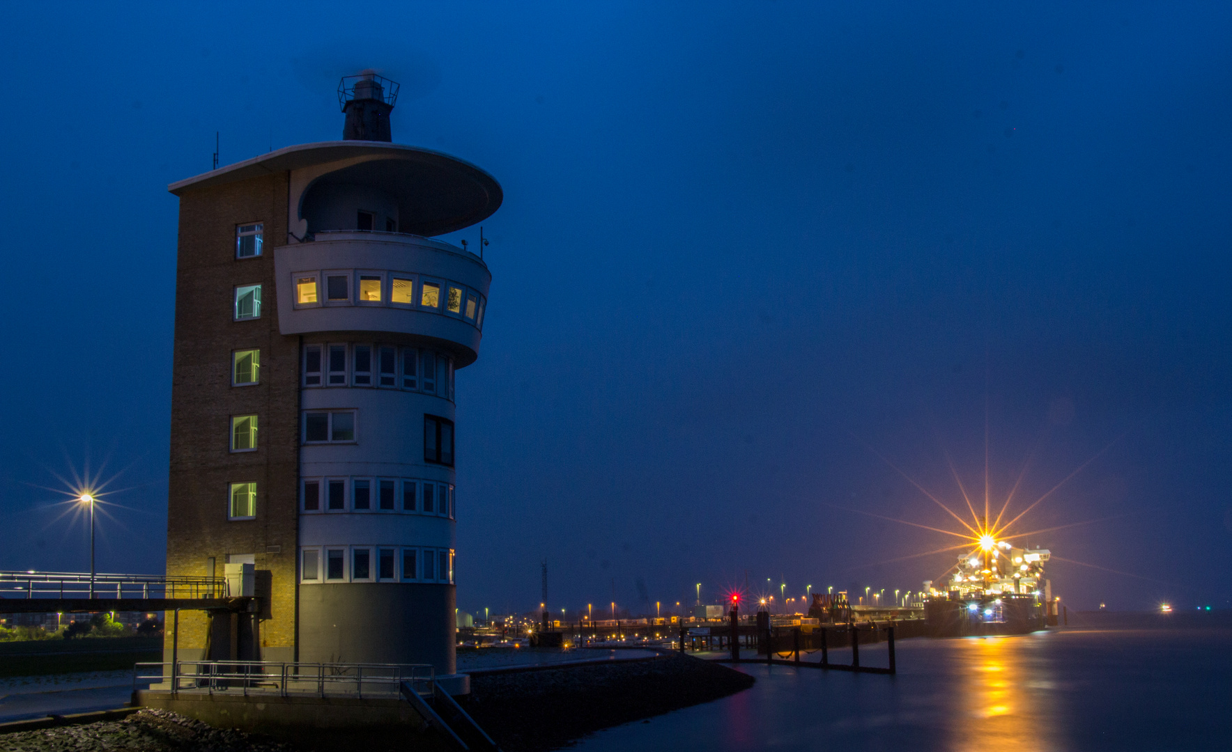 Abendstimmung am Hafen in Cuxhaven / Radarturm