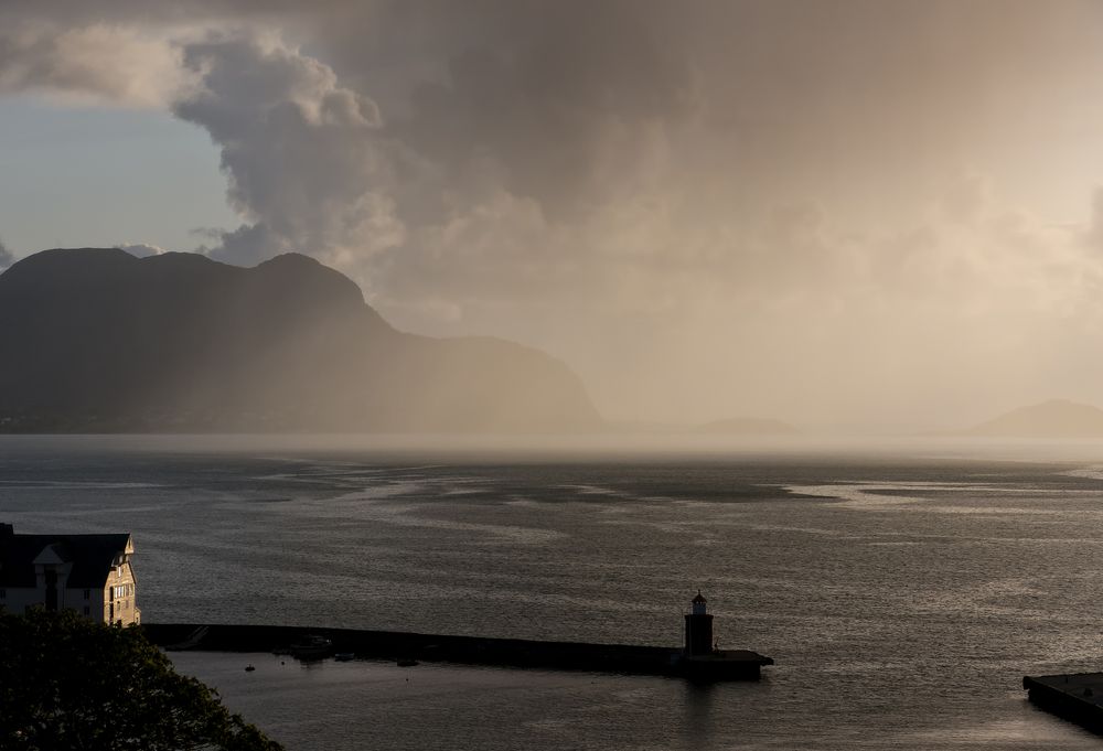 Abendstimmung am Hafen von Alesund