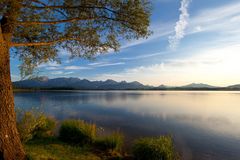 Abendstimmung am Hopfensee im Allgäu