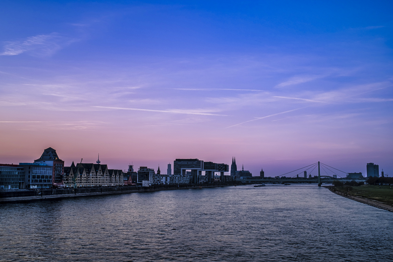 Abendstimmung am Kölner Rheinufer