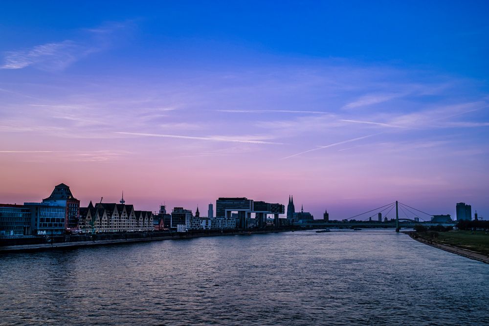 Abendstimmung am Kölner Rheinufer