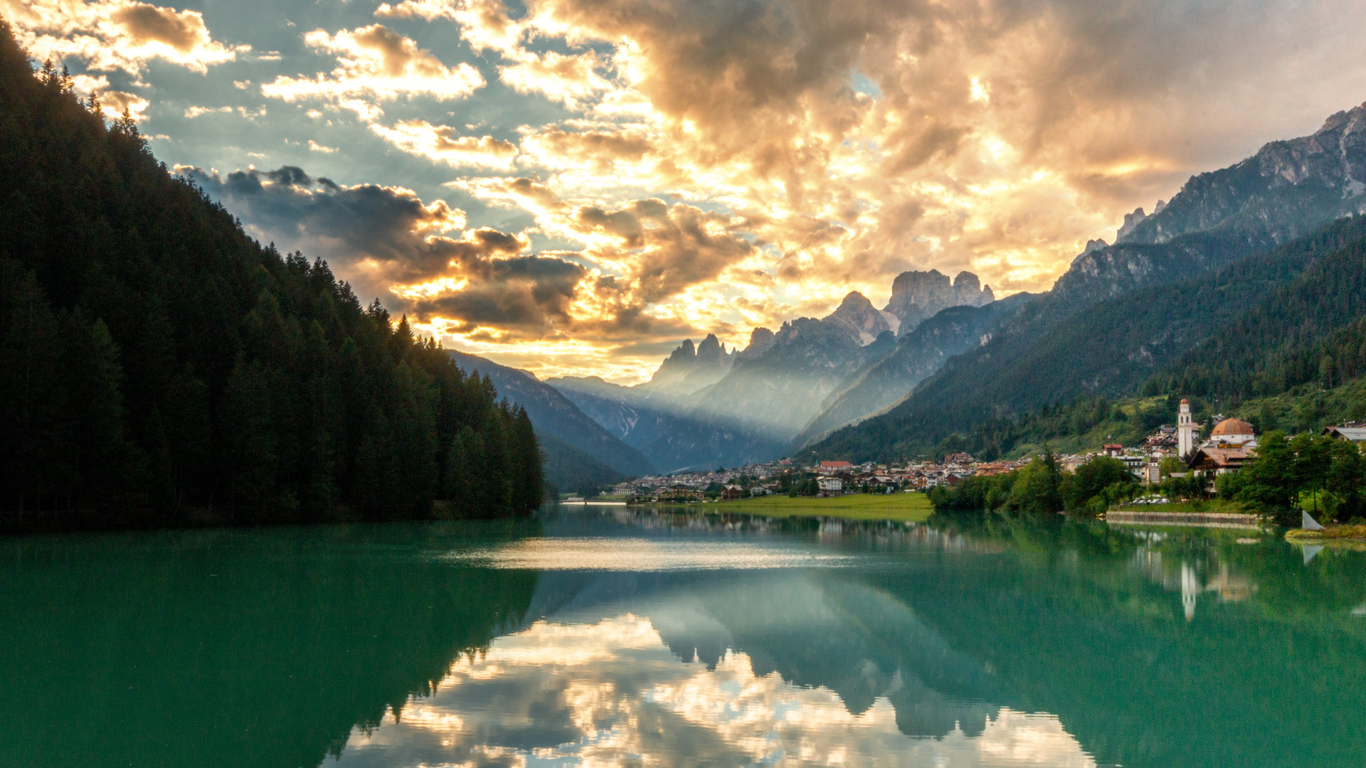 Abendstimmung am Lago di Auronzo mit Blick auf die Drei Zinnen 