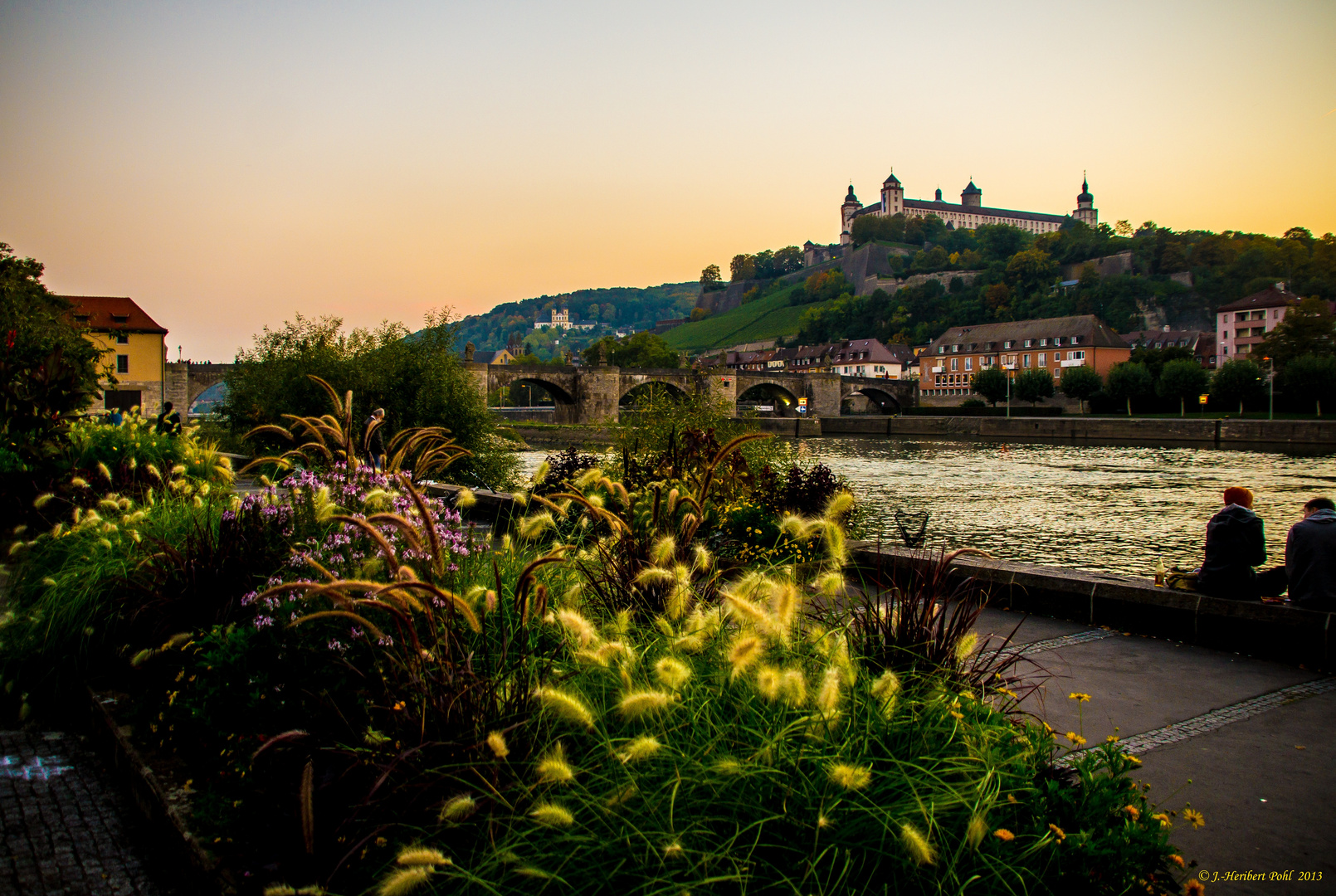 Abendstimmung am Main nahe Würzburg. Im Hintergrund die Veste Marienberg