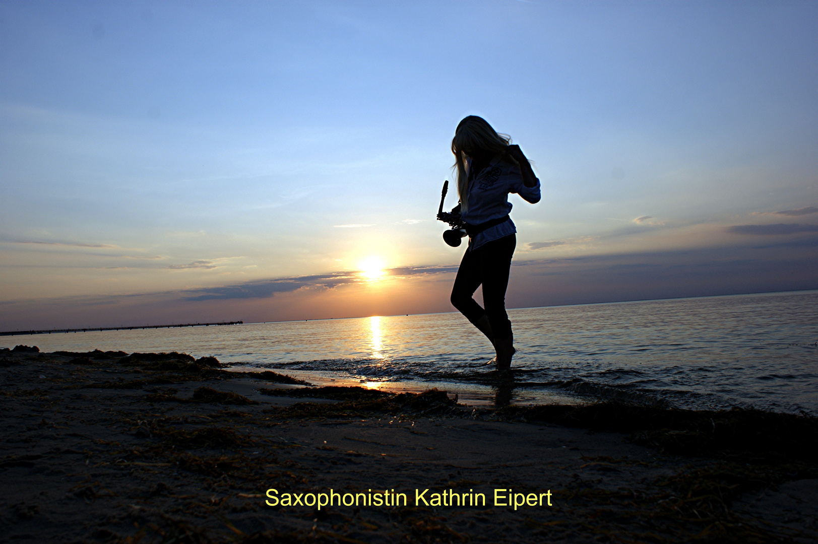 Abendstimmung am Meer mit Saxophonistin