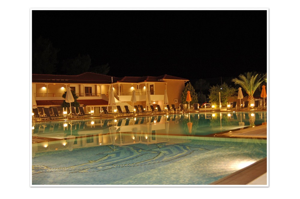 Abendstimmung am Pool Lagomandra Beach Hotel GR