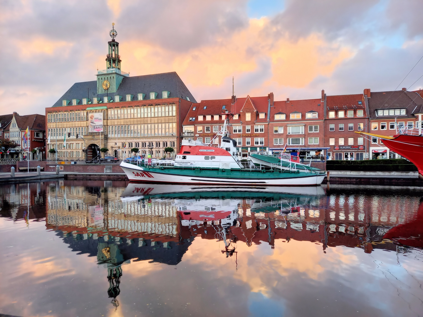 Abendstimmung am Rathaus in Emden