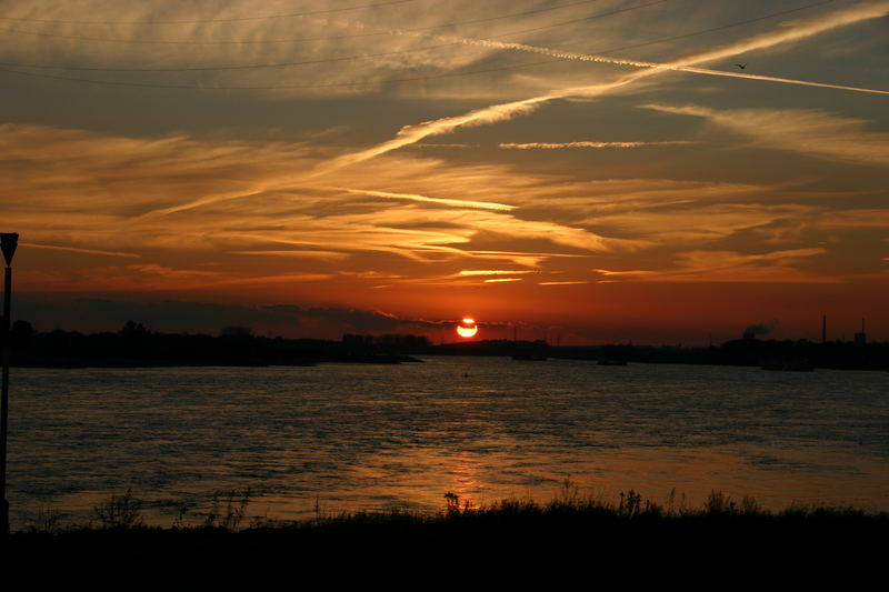 Abendstimmung am Rhein bei Dinslaken.