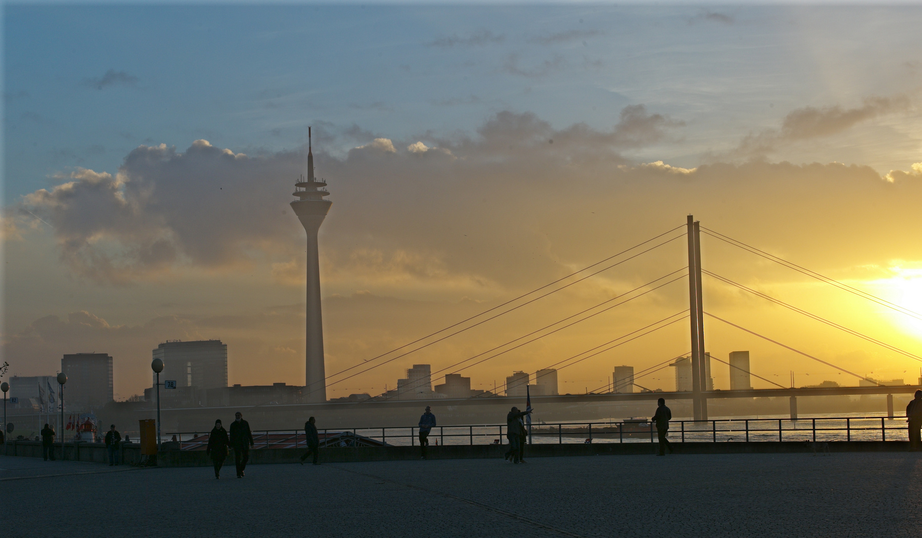 Abendstimmung am Rhein bei Düsseldorf