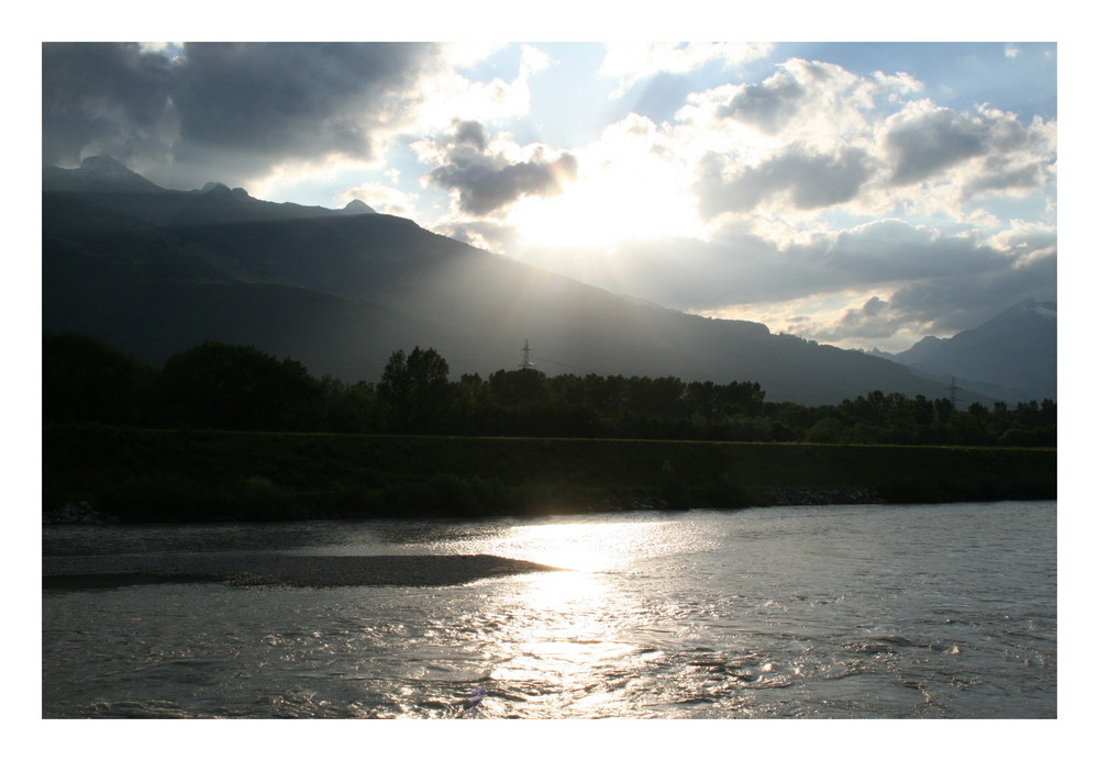 Abendstimmung am Rhein in Vaduz