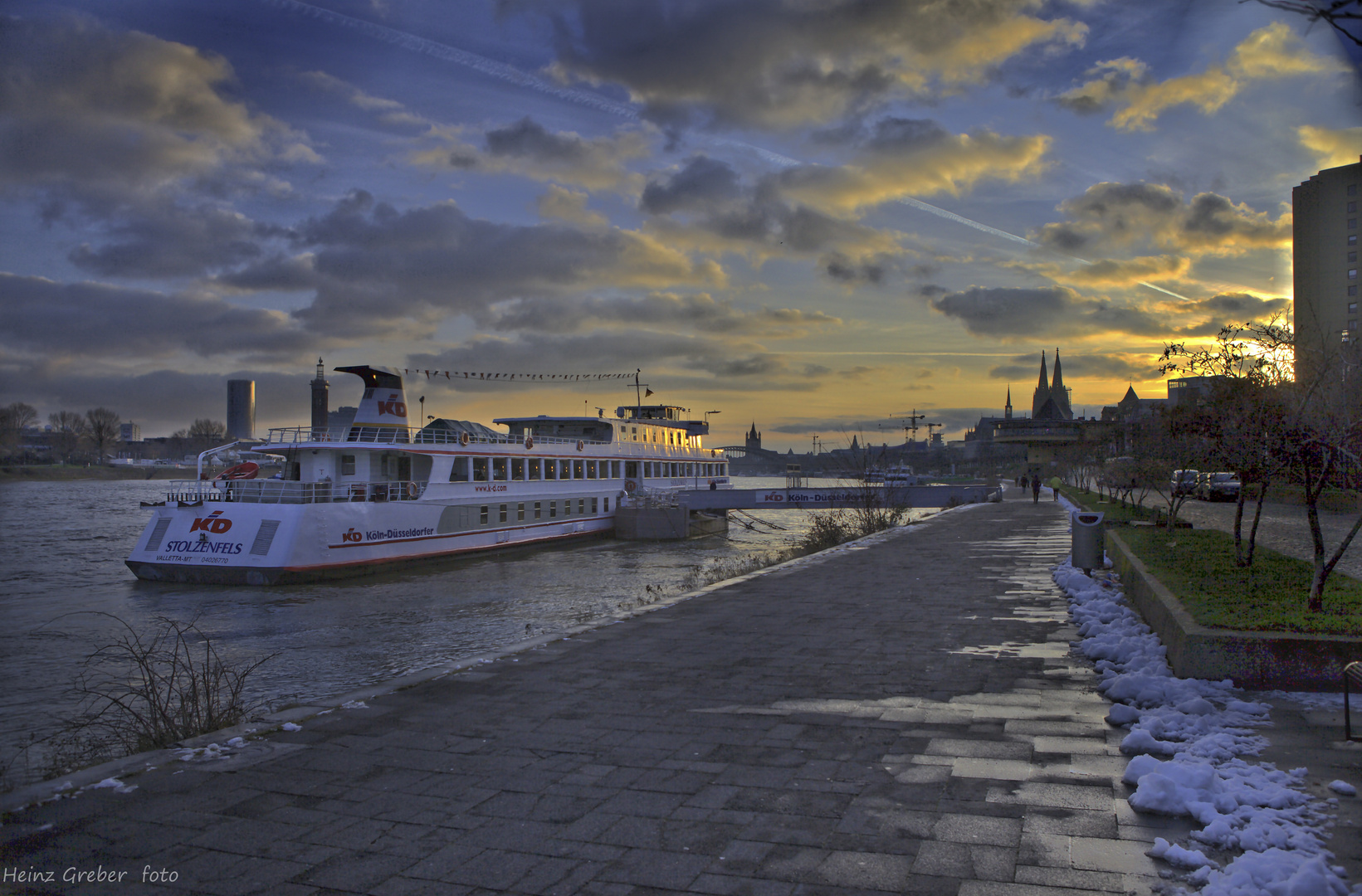 Abendstimmung am Rheinufer