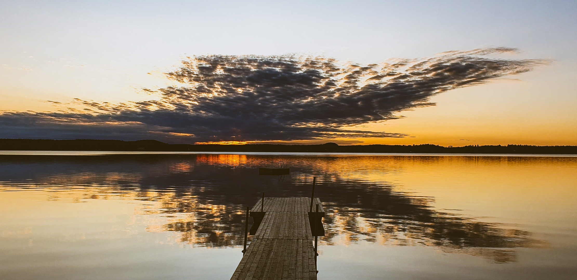 Abendstimmung am See bei untergehenden Sonne