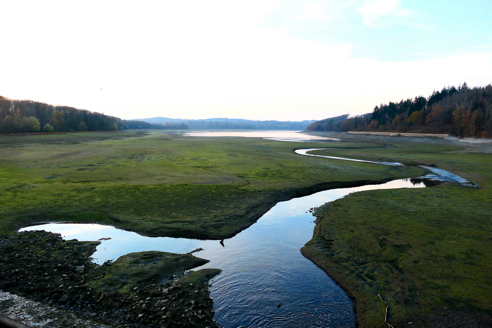 Abendstimmung am wasserarmen Möhnesee