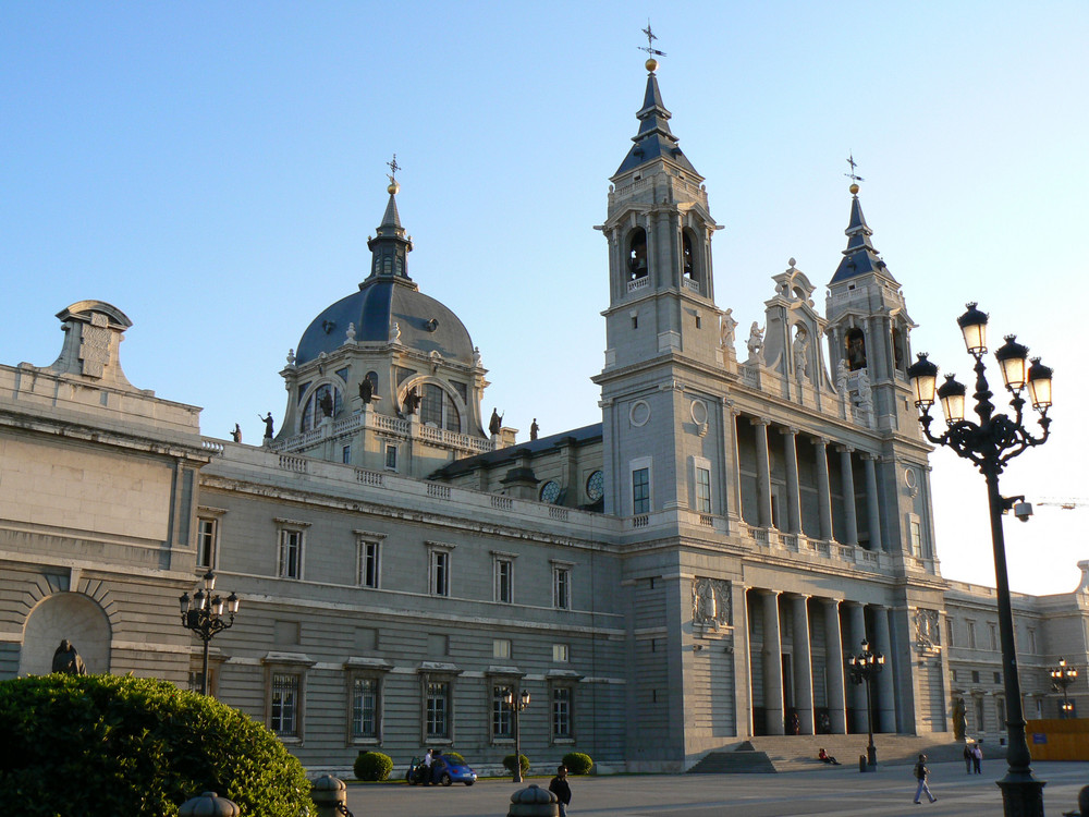 Abendstimmung an der Almudena Kathedrale