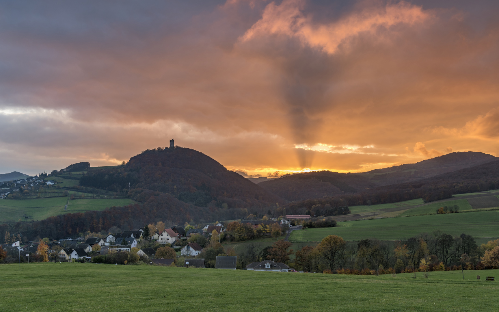 *Abendstimmung an der Burg Olbrück*