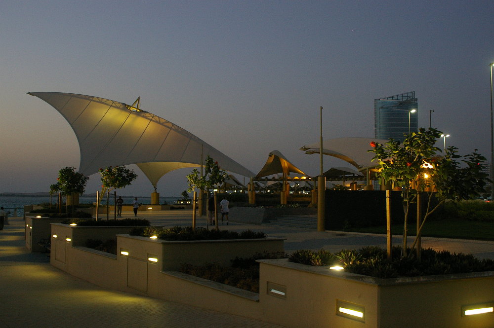 Abendstimmung an der Corniche in Abu Dhabi (UAE) von Christian Tempelmann