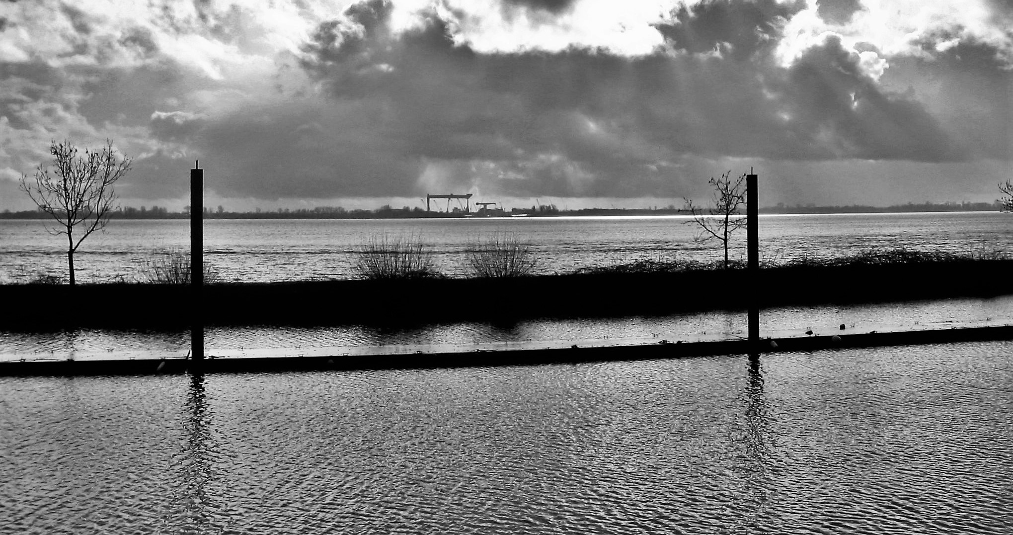 ABENDSTIMMUNG AN DER ELBE