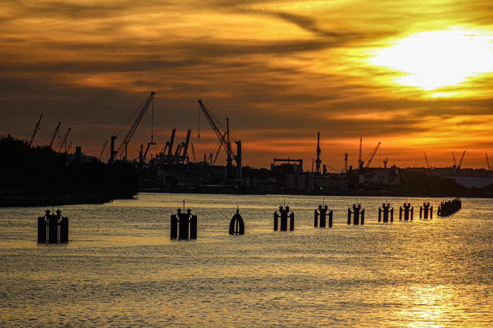 Abendstimmung an der Elbe ...