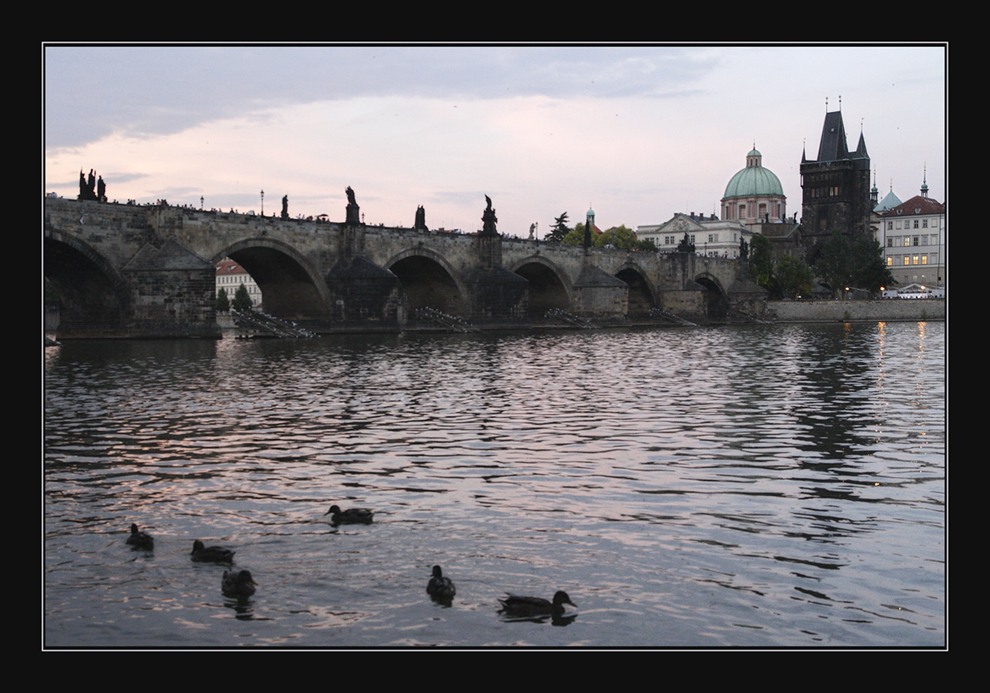 Abendstimmung an der Karlsbrücke in Prag