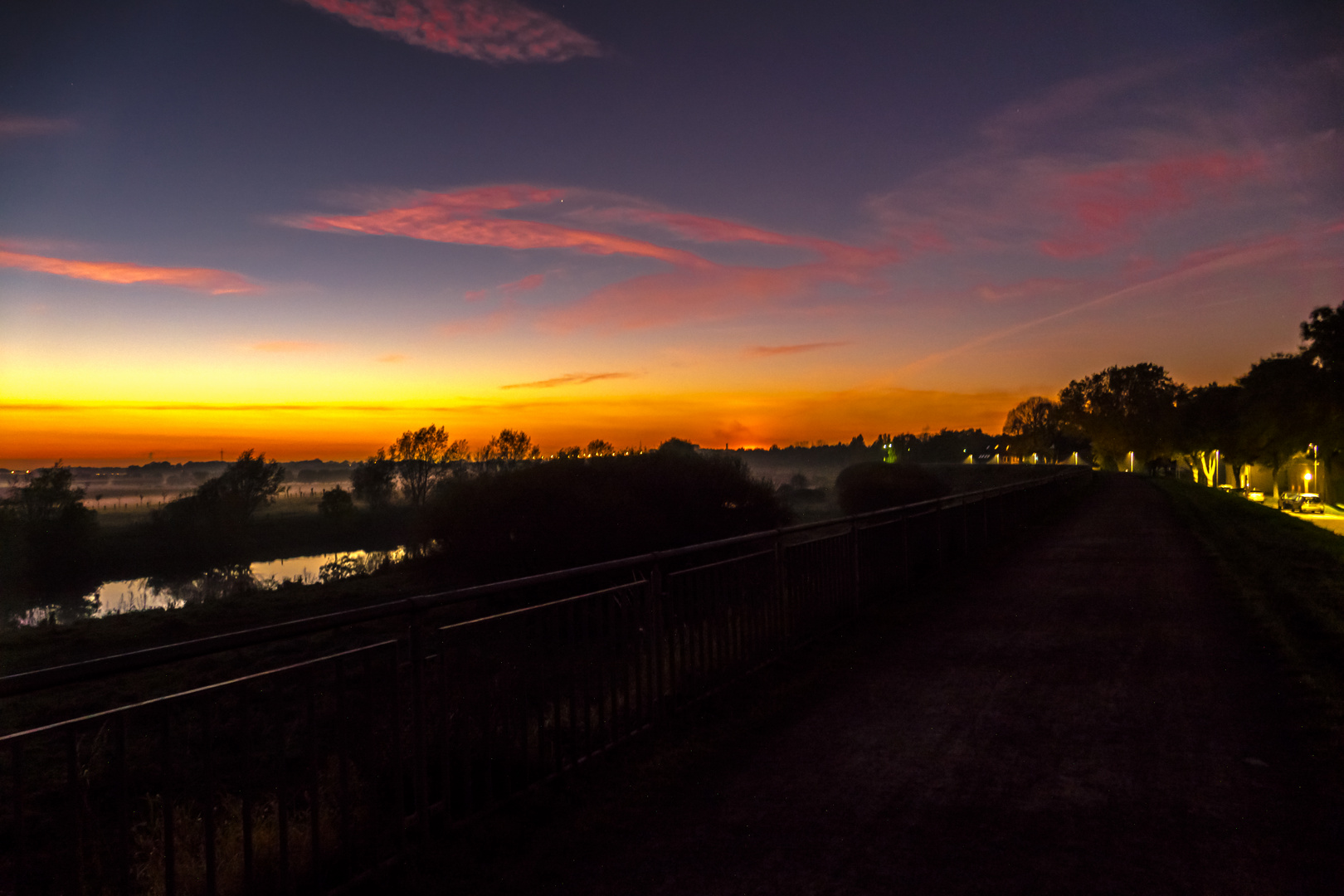 Abendstimmung an der Ruhr mit Hochofenglühen