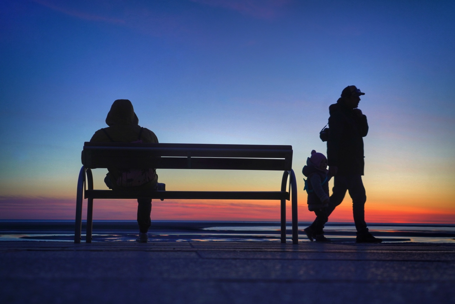 Abendstimmung an einer Promenade am Strand 