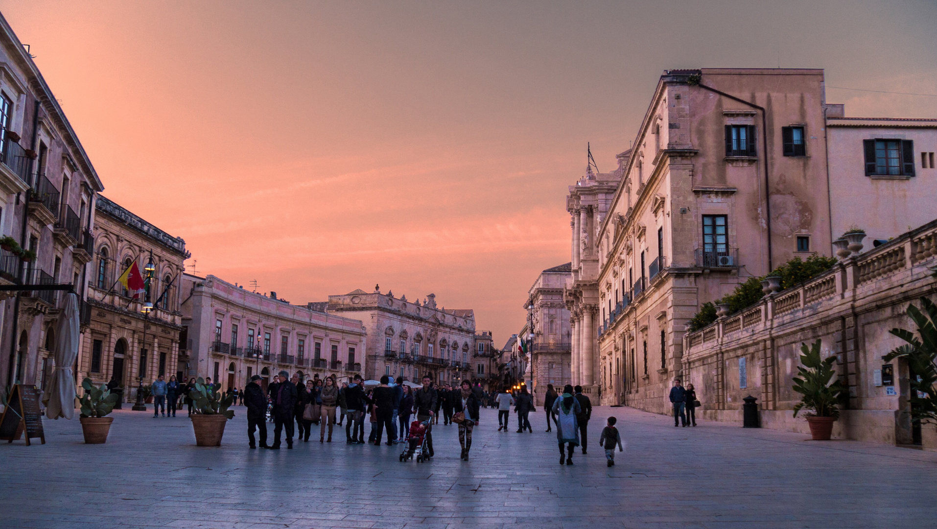 Abendstimmung auf dem Domplatz in Siracusa, Sizilien