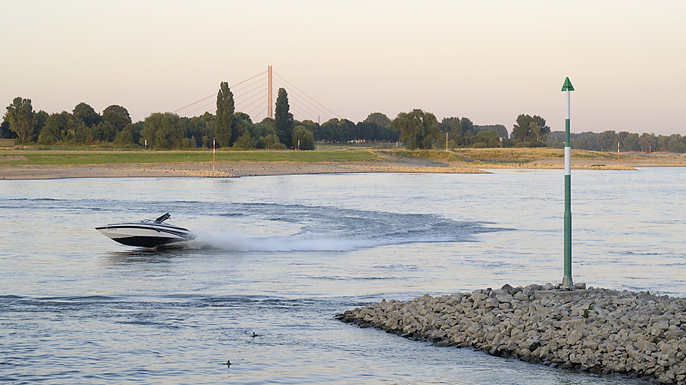 Abendstimmung auf dem Rhein gestern Abend vor dem Sporthafen Neuss-Grimlinghausen