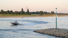 Abendstimmung auf dem Rhein gestern Abend vor dem Sporthafen Neuss-Grimlinghausen