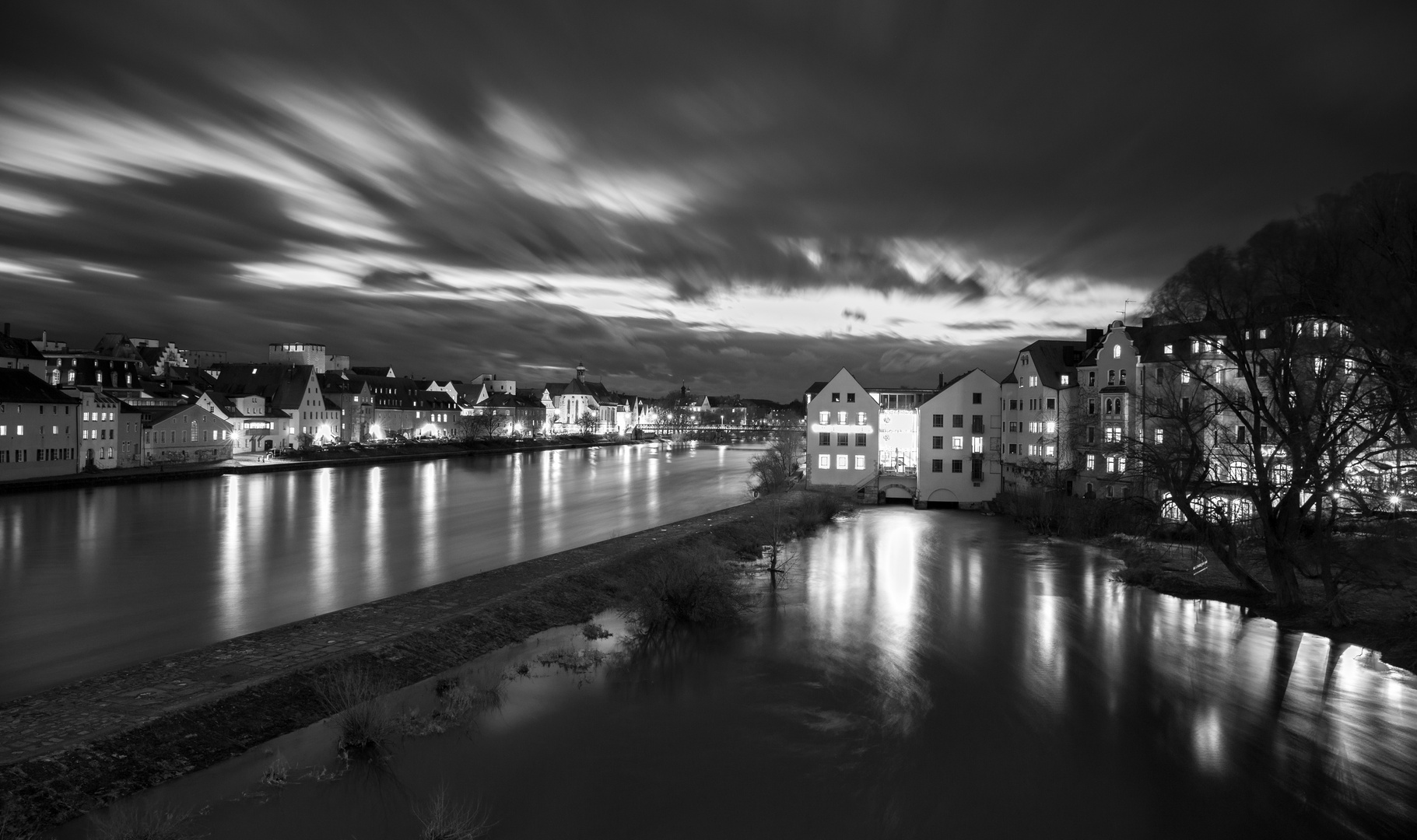 Abendstimmung auf der Steineren Brücke in Regensburg