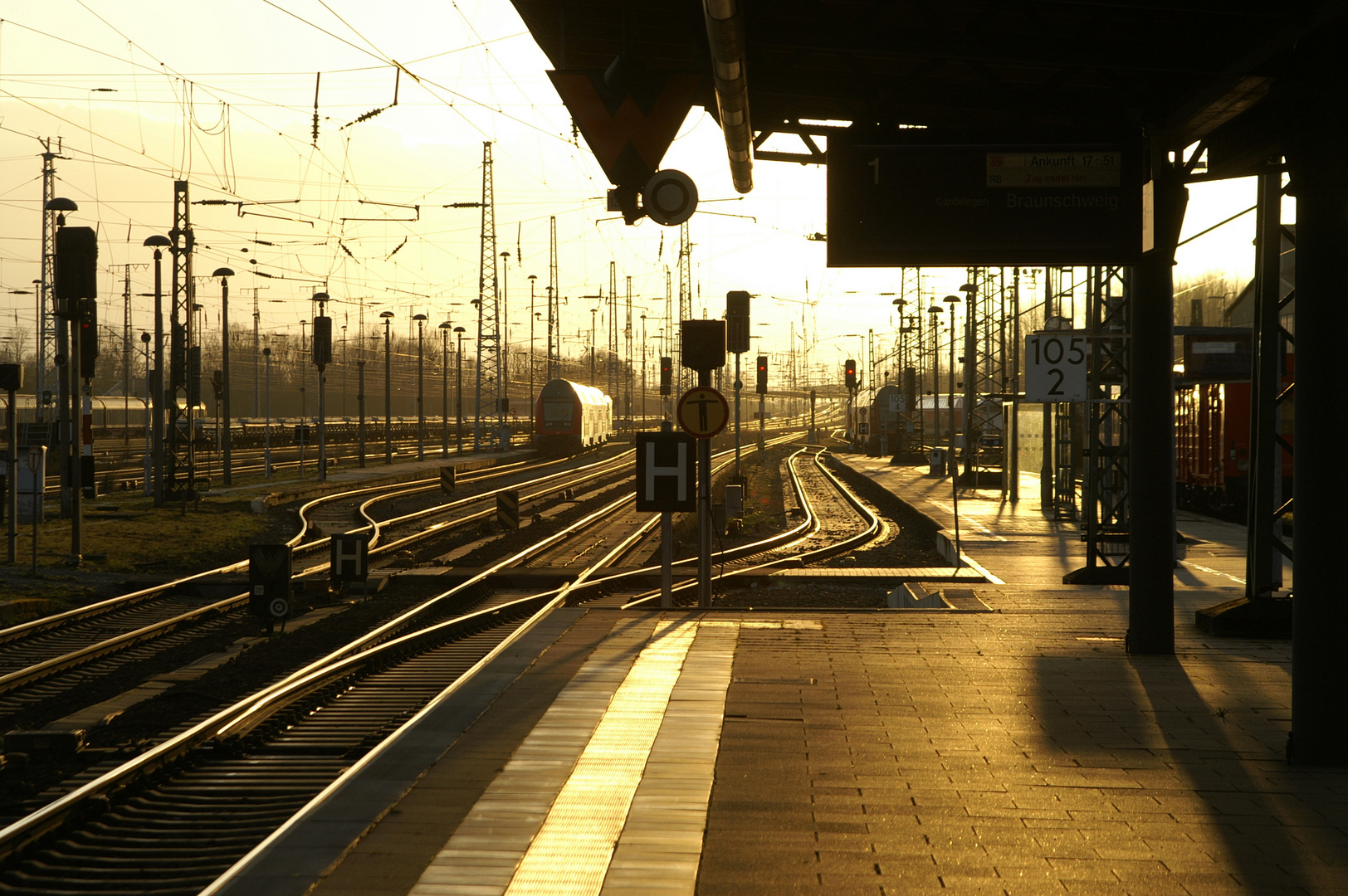 Abendstimmung auf einem Bahnhof