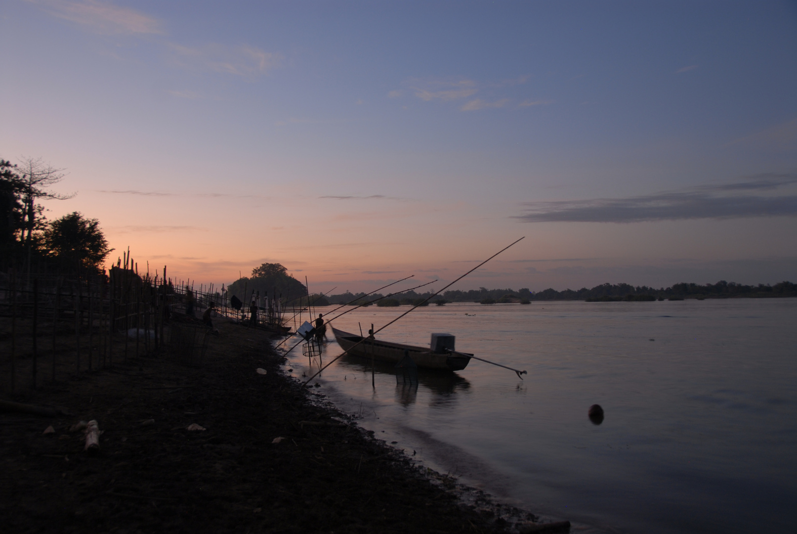 Abendstimmung auf einer Insel in Si Phan Don ( Viertausend Inseln )