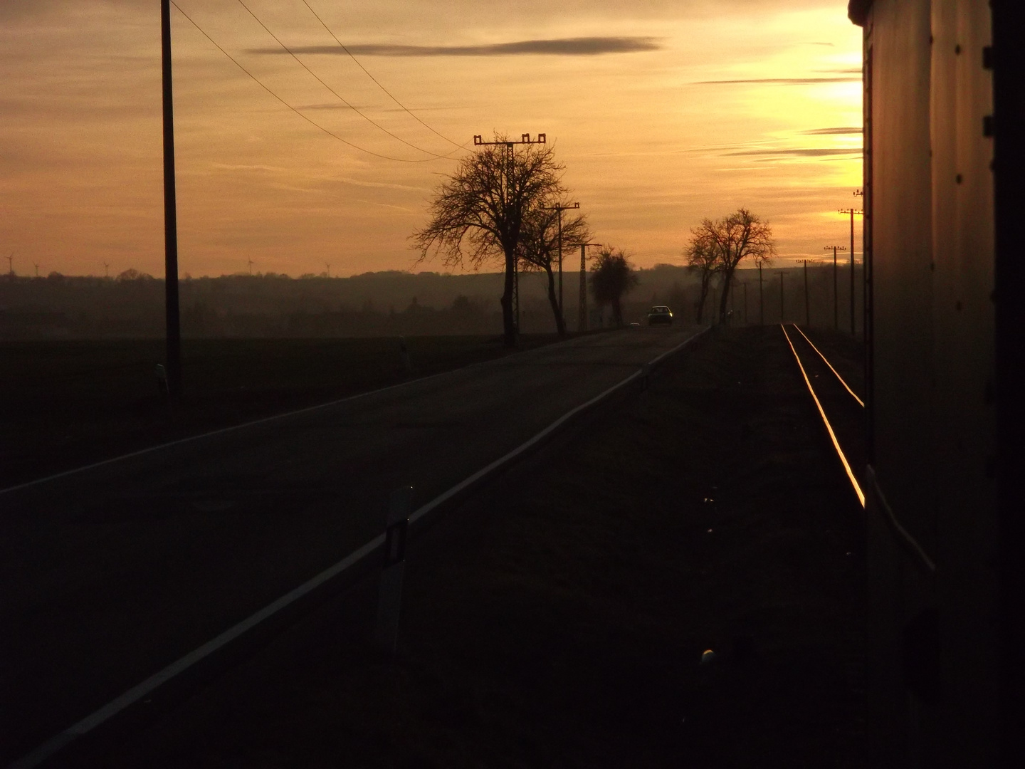 Abendstimmung auf schmaler Spur