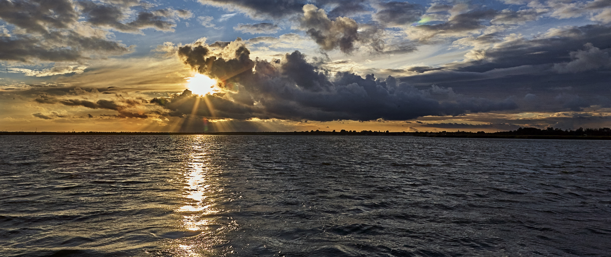 Abendstimmung bei einer Fahrt auf dem Bodden/Darß