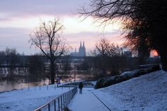 Abendstimmung bei Schnee und Hochwasser