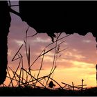 Abendstimmung durch ein kleines Loch der Burgmauer