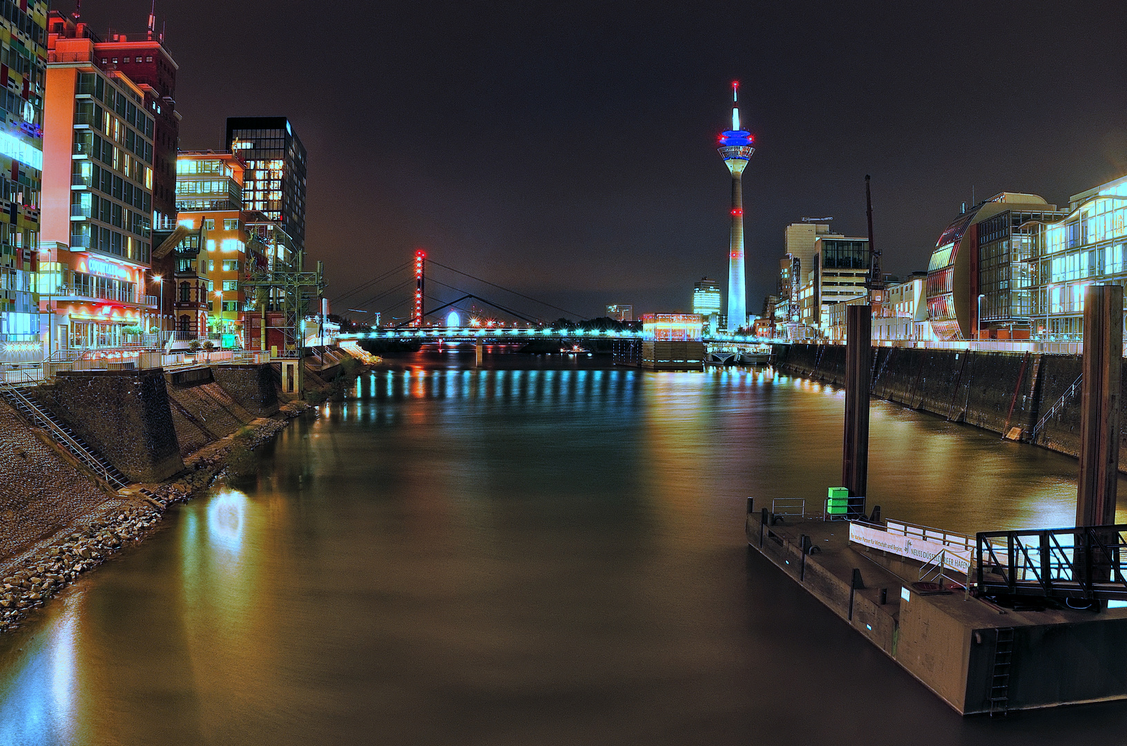 Abendstimmung im Düsseldorfer Medienhafen