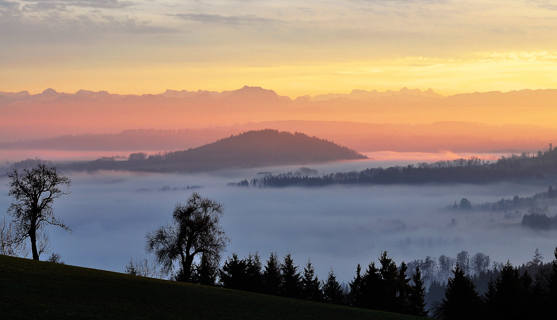 Abendstimmung im Eferdingerlandl mit Blick zum Toten Gebirge